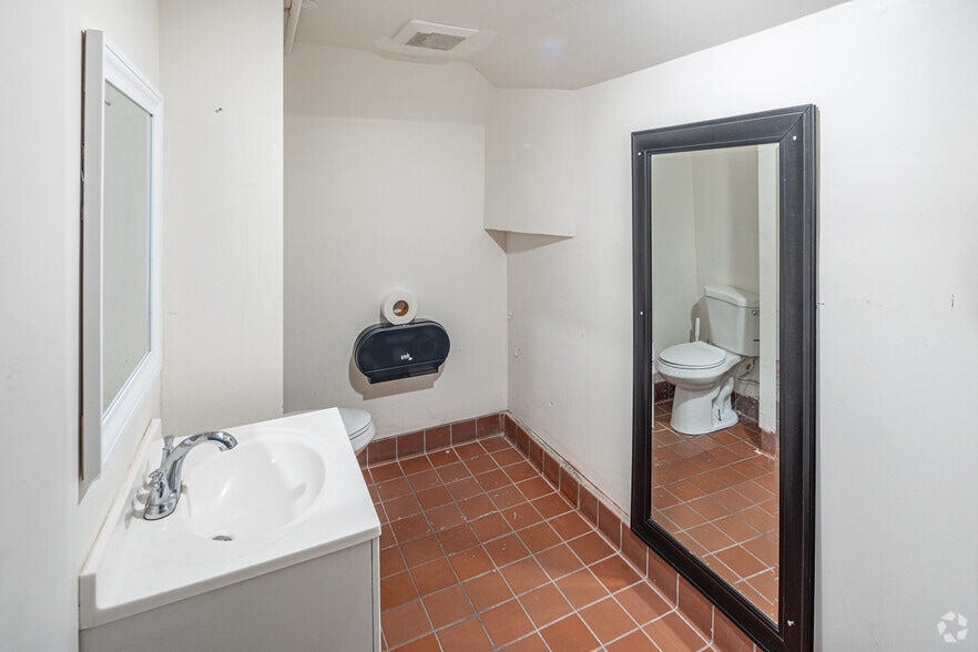 More Photos Of 100 S Main St, Santa Ana Restaurant For Lease