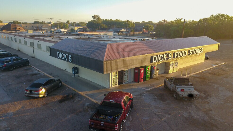 More Photos Of 1302 E Crestwood Dr, Victoria Storefront For Sale