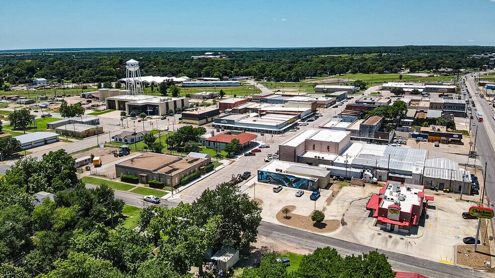 More Photos Of 302 S Magnolia St, Hearne Restaurant For Sale