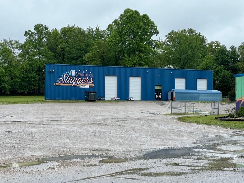 Primary Photo Of 1352 Laurel rd, London Sports And Entertainment For Lease