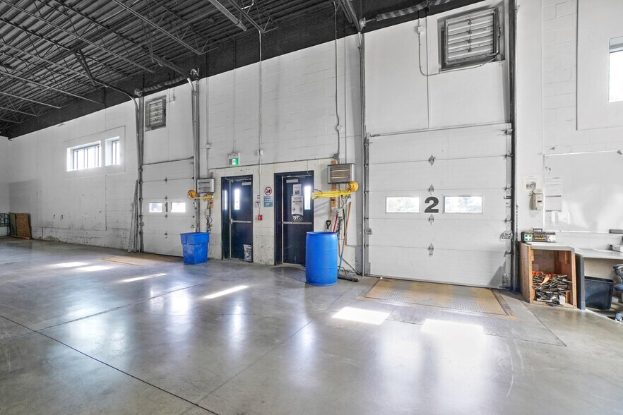 More Photos Of 430 Rue Jean-Neveu, Longueuil Distribution For Lease