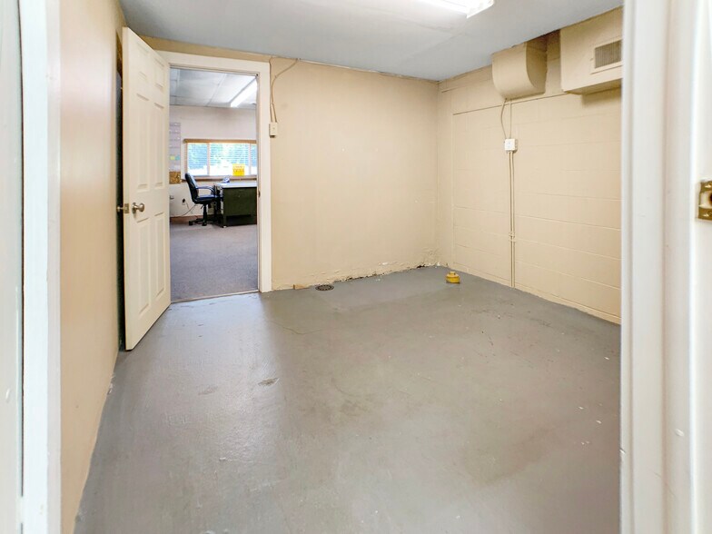 More Photos Of 47 Oak Knoll Dr, Hubbard Office For Lease