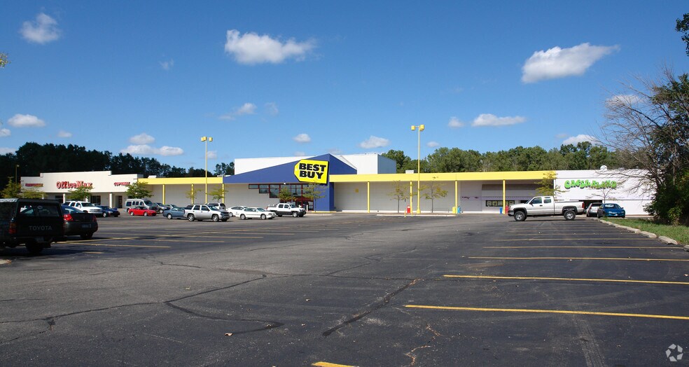 More Photos Of 2020 Grand River Ave, Okemos Freestanding For Lease