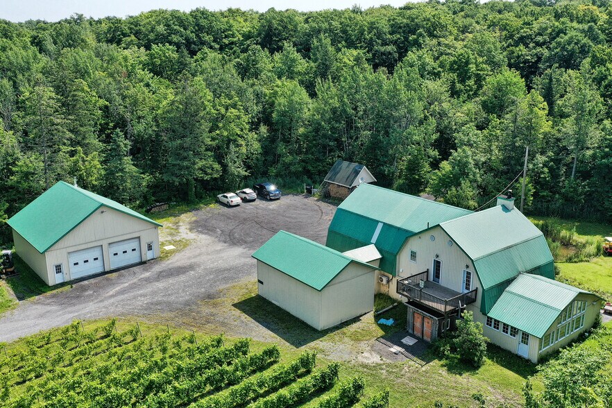 More Photos Of 4310 Chem. du Cordon, Varennes Winery Vineyard For Sale