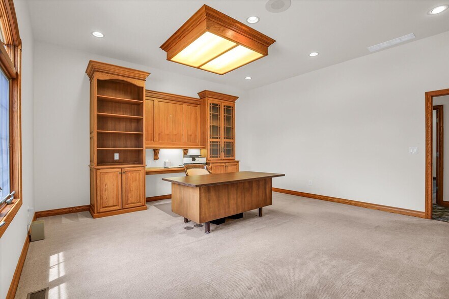 More Photos Of 606 W Oak St, Fairbury Office For Sale