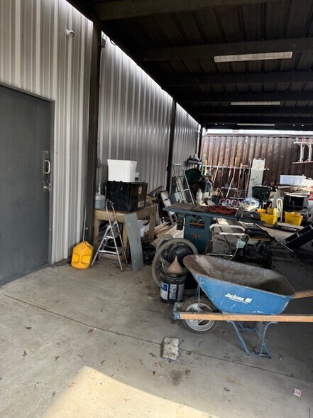 More Photos Of 504 N Breckenridge St, Ennis Warehouse For Sale