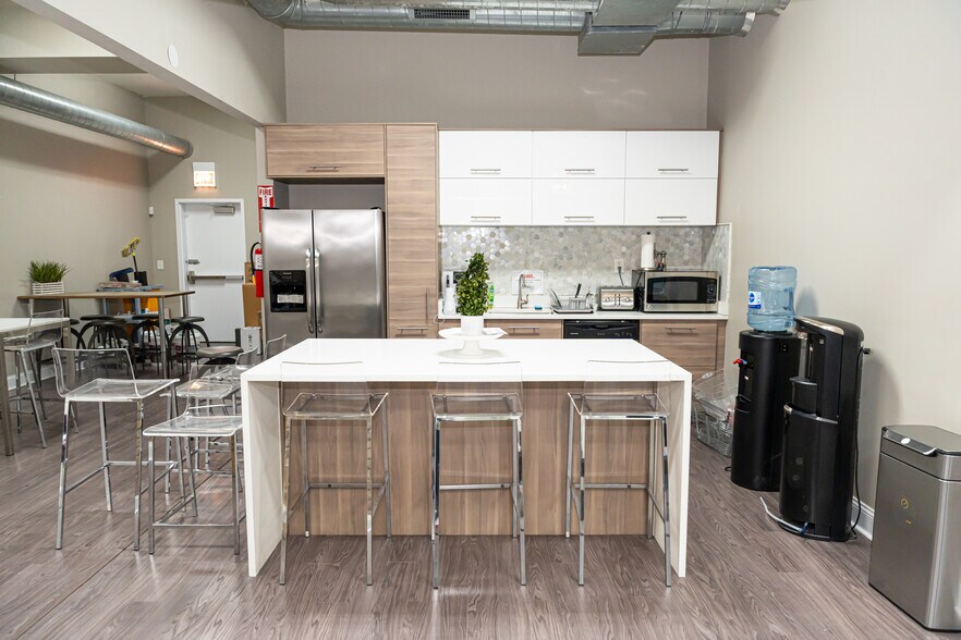 More Photos Of 7105 S Yates Blvd, Chicago Office For Lease