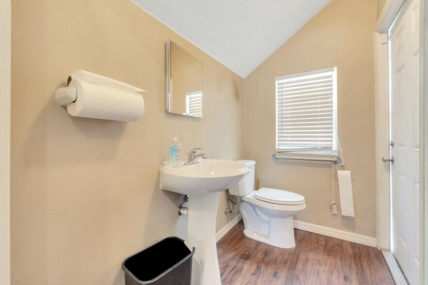 More Photos Of 8440 County Road 48, Yalaha Freestanding For Sale