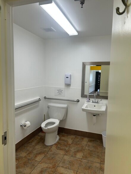 More Photos Of 428 Solomons Island Rd N, Prince Frederick General Retail For Lease