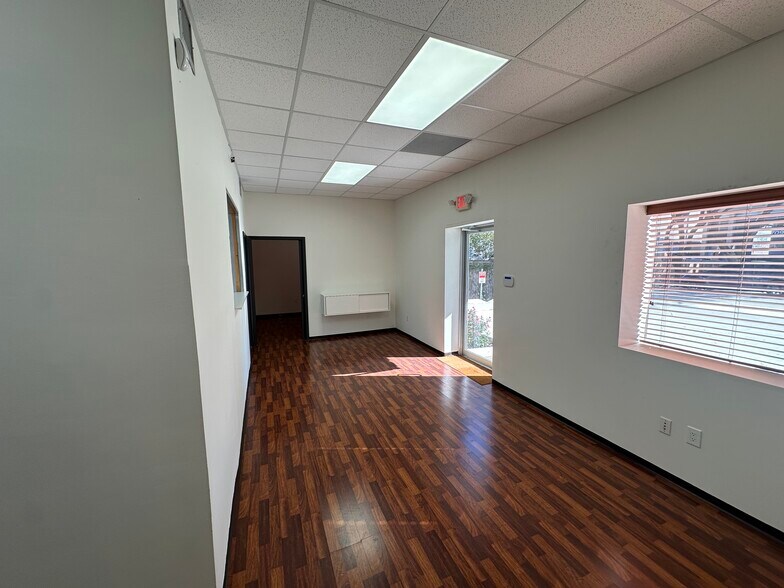 More Photos Of 5712 Val Verde St, Houston Loft Creative Space For Sale