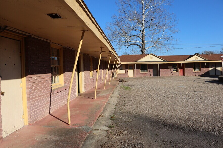 More Photos Of 1220 W 7th St, Texarkana Hotel For Sale