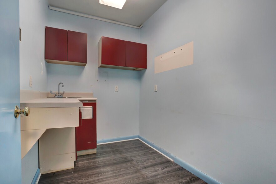 More Photos Of 127 Bedford Ave, Brooklyn Storefront Retail Office For Lease