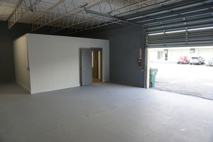 More Photos Of 1042-1048 NE 44th St, Oakland Park Industrial For Lease