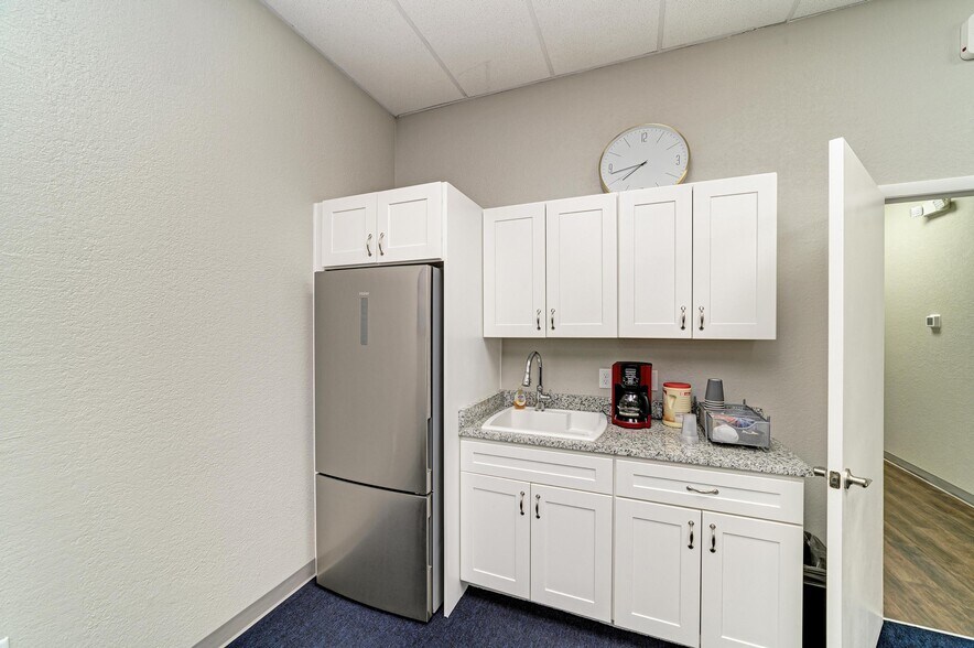 More Photos Of 2555 Porter Lake Dr, Sarasota Light Manufacturing For Sale