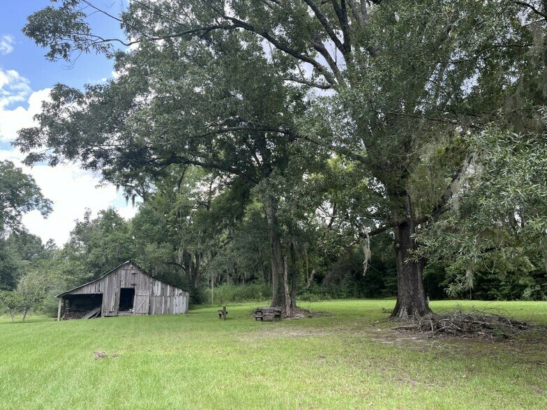 More Photos Of 1862 LA-22, Madisonville Specialty For Sale