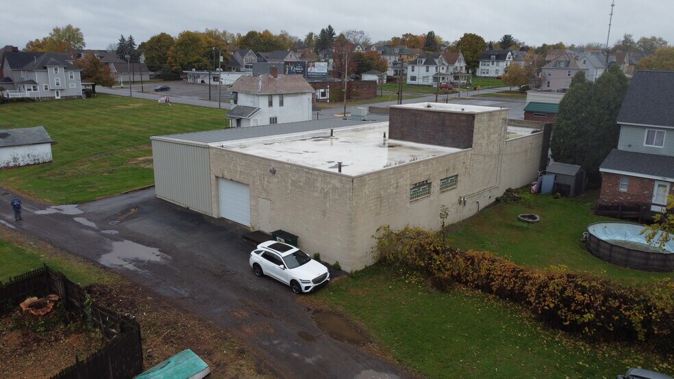 More Photos Of 1236 E Washington St, New Castle Showroom For Sale