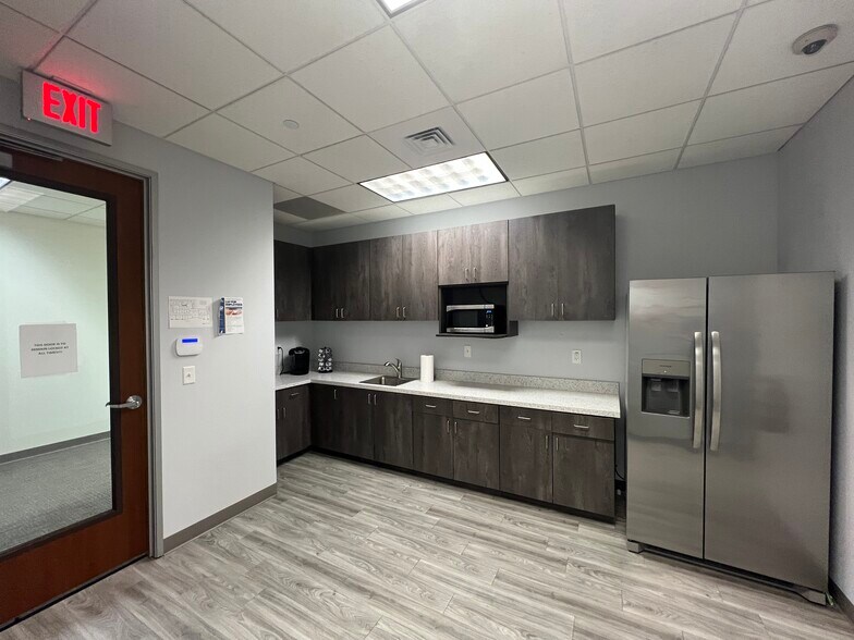 More Photos Of 5701 W Talavi Blvd, Glendale Office For Lease