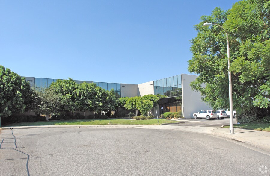 More Photos Of 21301-21305 Itasca St, Chatsworth Warehouse For Lease