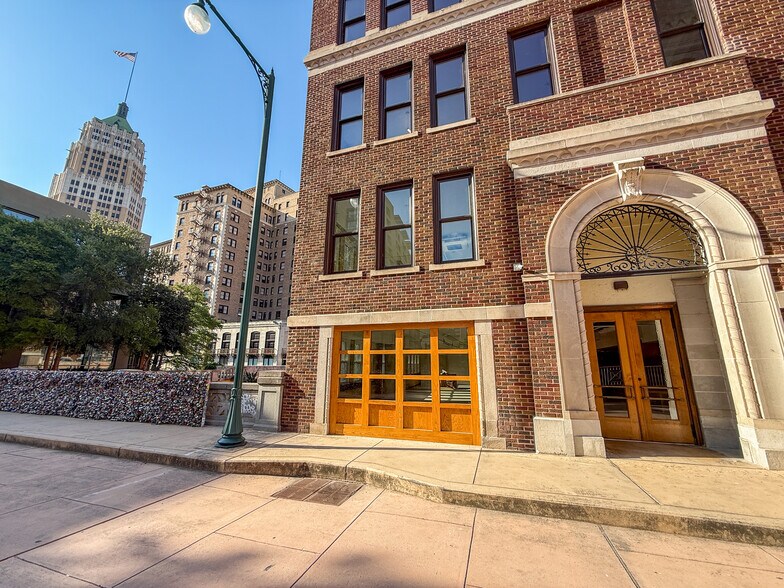 More Photos Of 200 Main Plz, San Antonio Office For Lease