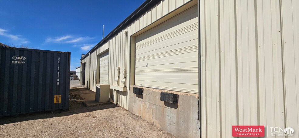 More Photos Of 6035 45th St, Lubbock Showroom For Lease