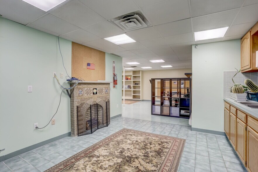 More Photos Of 329 Otter St, Bristol Flex For Lease