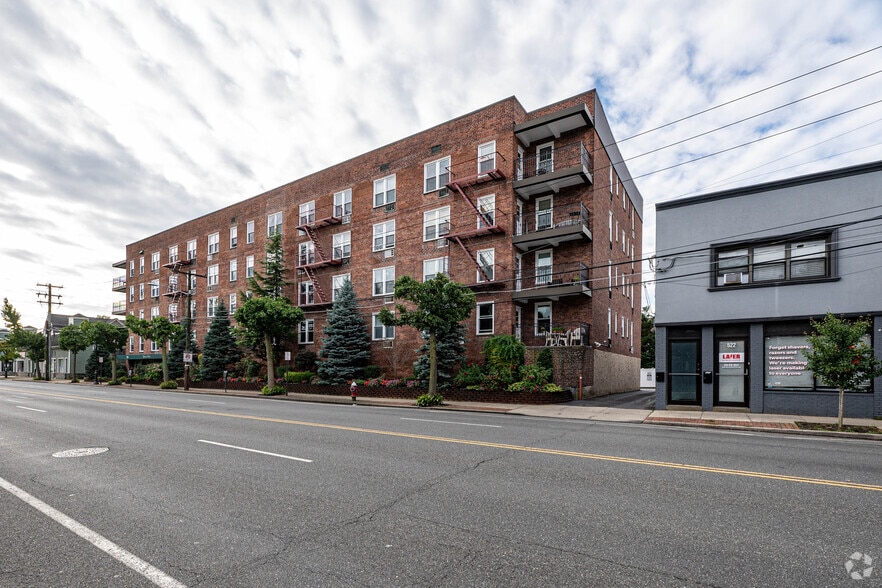 More Photos Of 504 Merrick Rd, Lynbrook Apartments For Sale