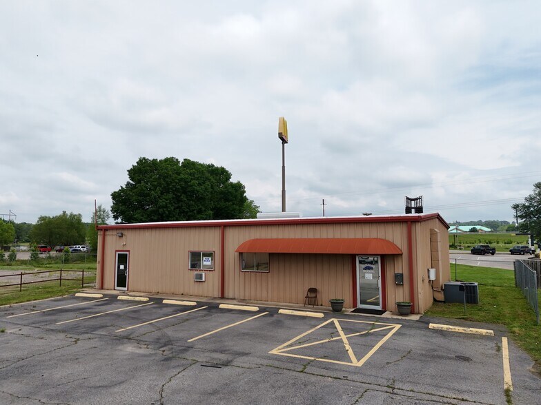 More Photos Of 102 Commerce Dr, Alma Light Distribution For Sale