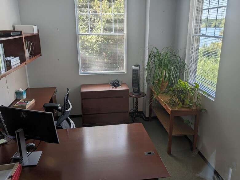 More Photos Of 1471 Iyannough Rd, Hyannis Office For Lease
