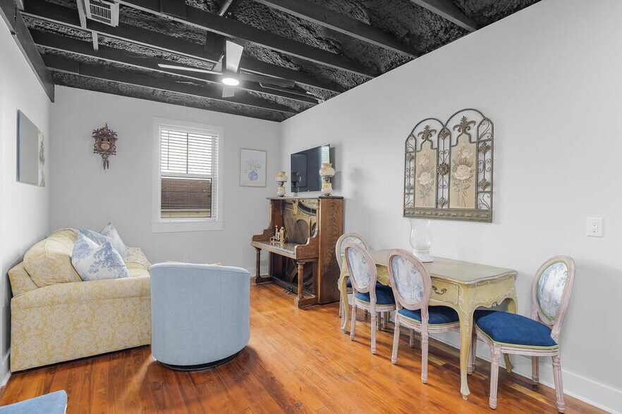 More Photos Of 156 Camellia St, Biloxi General Retail For Sale