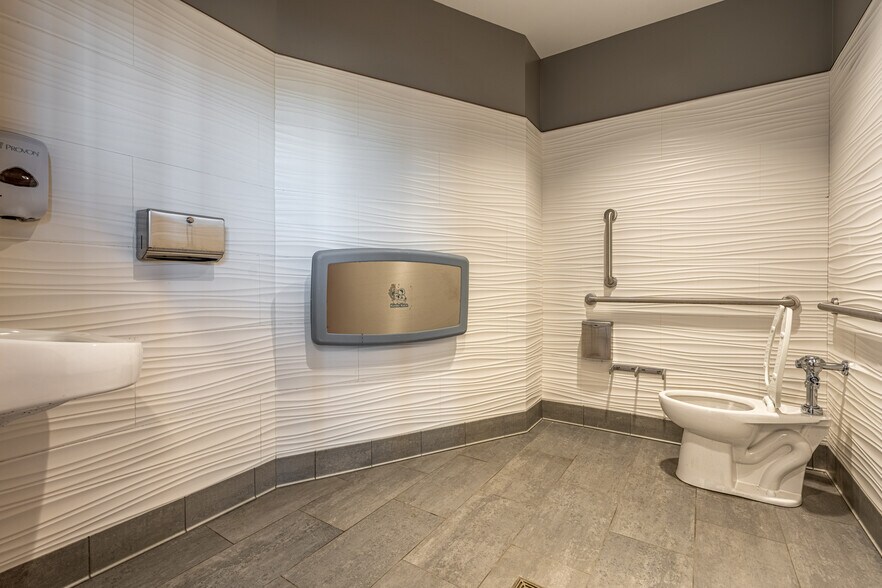 More Photos Of 140 Hansen Blvd, North Aurora Medical For Lease