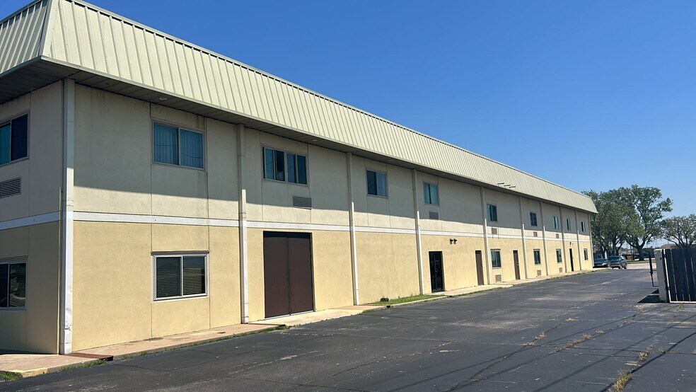 More Photos Of 11 Des Moines Ave, South Hutchinson Hotel For Sale