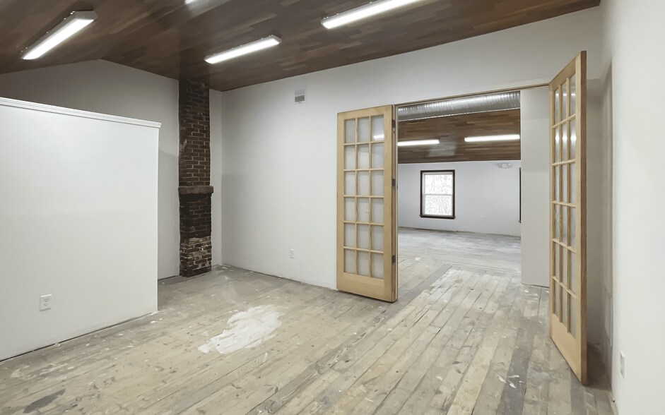 More Photos Of 554 Main St, Oakville Storefront Retail Office For Lease