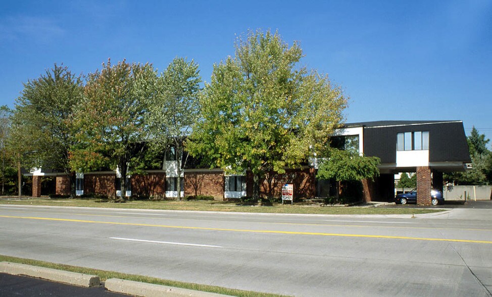 More Photos Of 17200 W 10 Mile Rd, Southfield Office For Lease