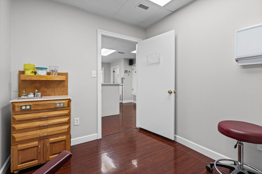 More Photos Of 3664 College Ln S, Mobile Medical For Sale