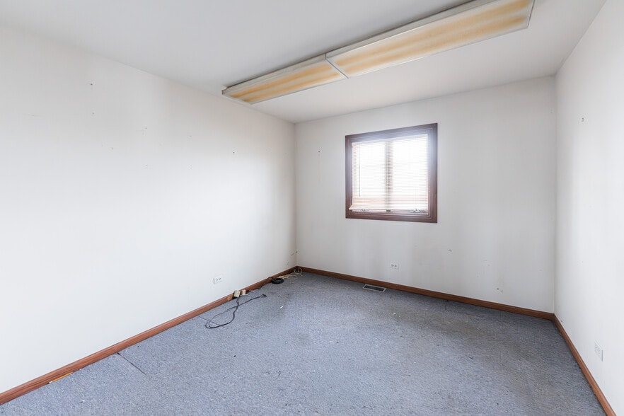More Photos Of 205 Pinecroft Dr, Roselle Office For Sale
