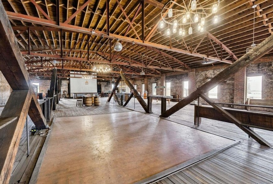 More Photos Of 200 W Benson St, Anderson Bar For Sale