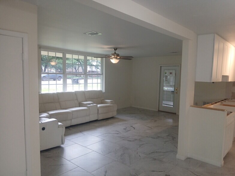 More Photos Of 1506 Avenue D, Katy Office For Sale