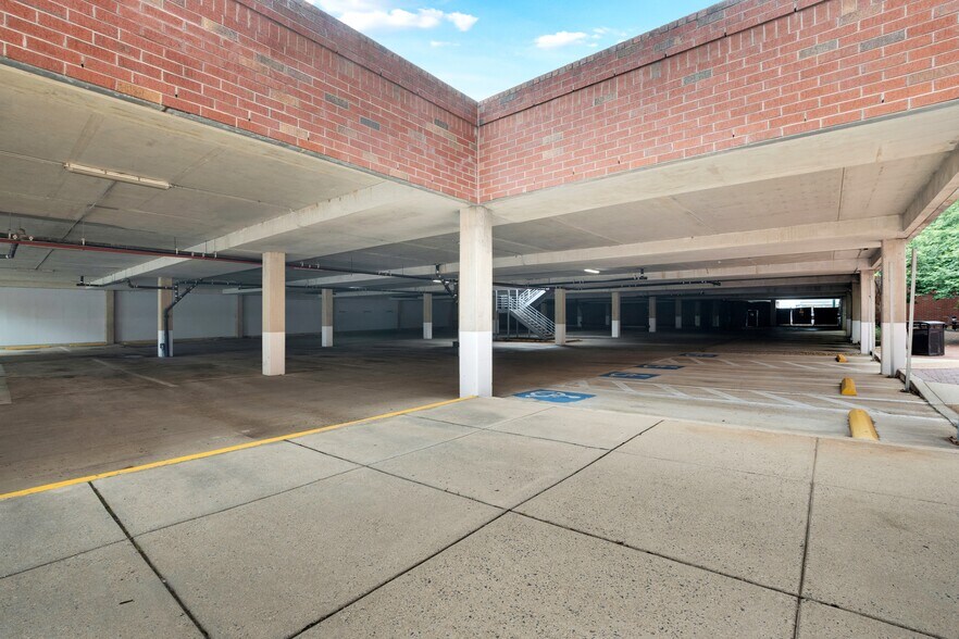 More Photos Of 10201 Fairfax Blvd, Fairfax Office For Lease