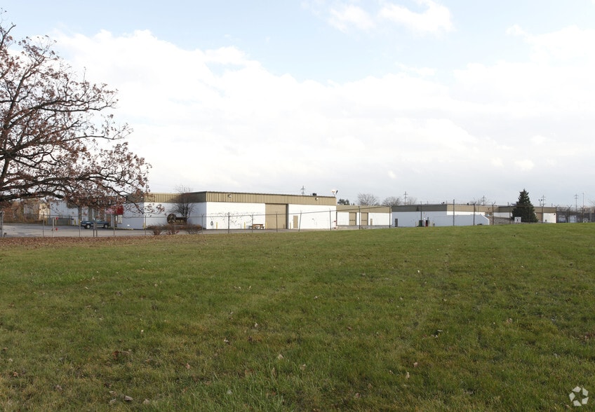 More Photos Of 3302 Kent St, Flint Distribution For Lease