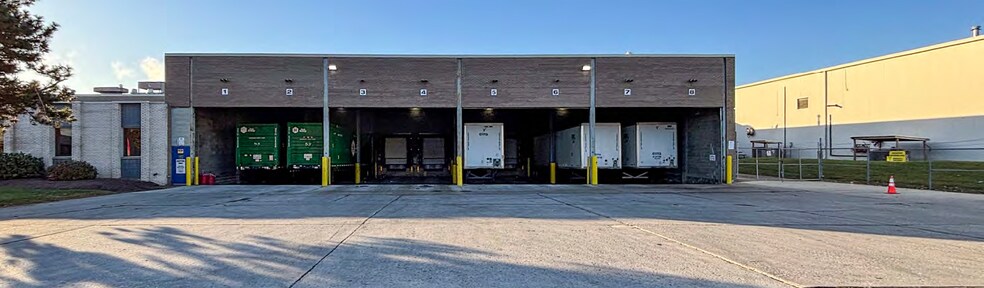 More Photos Of 15501 Industrial Pky, Cleveland Manufacturing For Sale