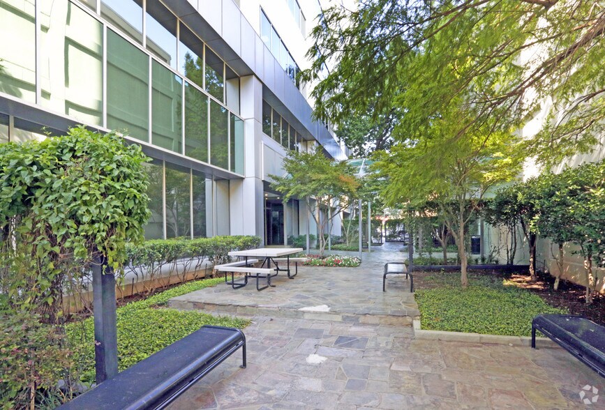 More Photos Of 8111 Lyndon B Johnson Fwy, Dallas Office For Lease