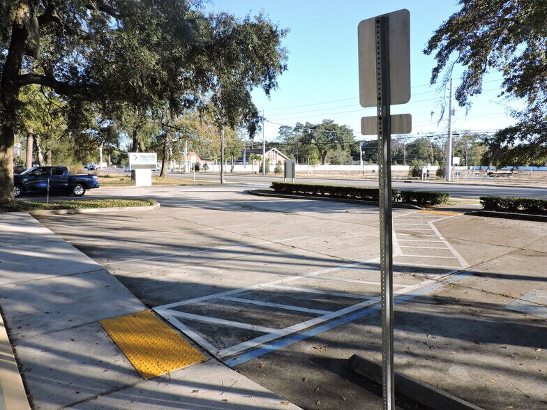 More Photos Of 8141 Ramona Blvd, Jacksonville Veterinarian Kennel For Lease