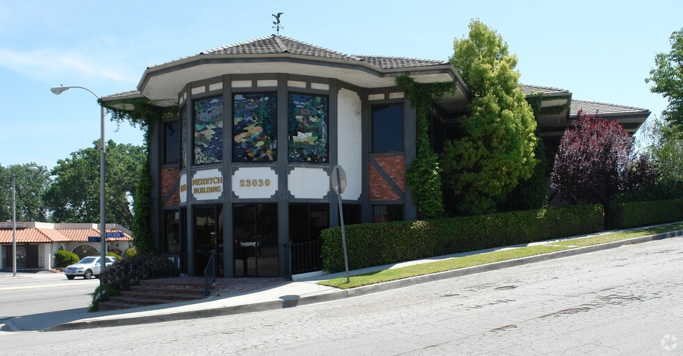 More Photos Of 23030 Lyons Ave, Santa Clarita Medical For Lease