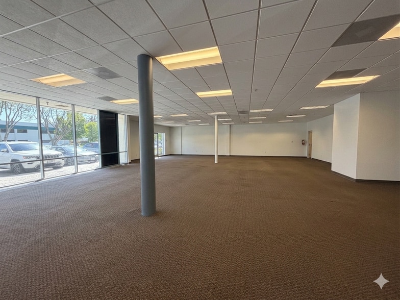 More Photos Of 28159 Avenue Stanford, Valencia Light Distribution For Lease