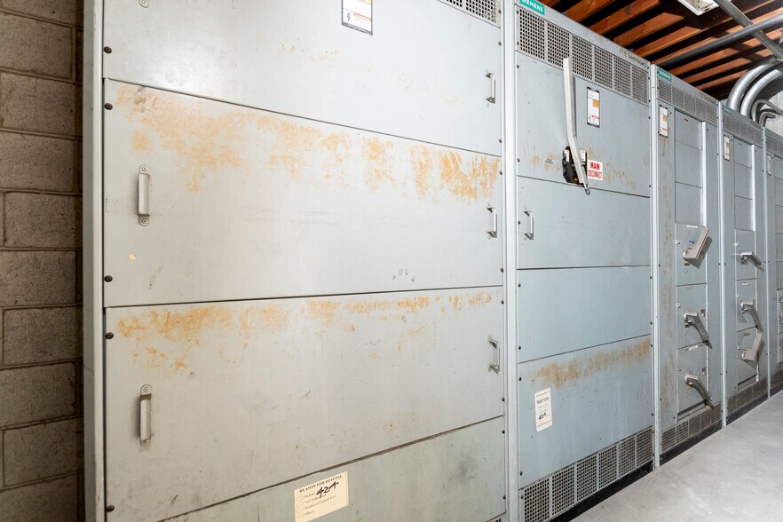 More Photos Of 425 N Varney St, Burbank Manufacturing For Lease