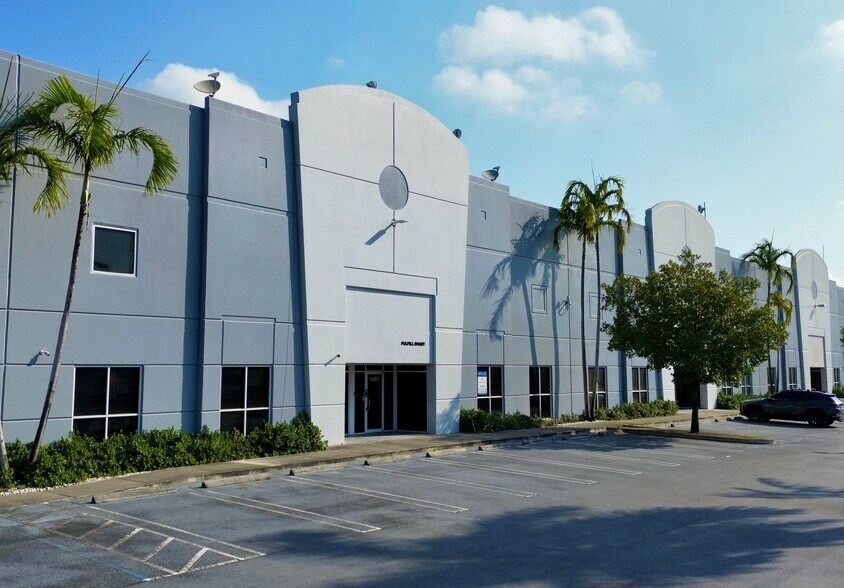 More Photos Of 10811-11199 NW 122nd St, Medley Warehouse For Lease