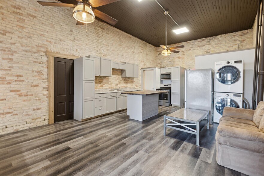 More Photos Of 1017 Washington Ave, Bay City Storefront Retail Residential For Sale