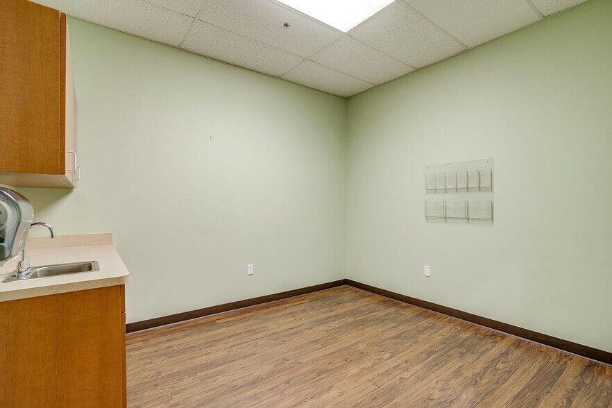 More Photos Of 1200 Crawford Ave, Granbury Medical For Lease