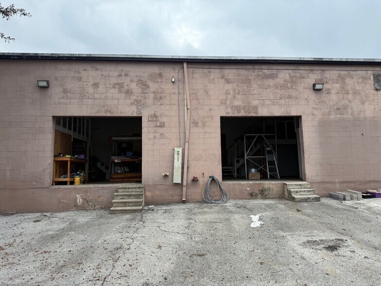 More Photos Of 11911-11913 Warfield St, San Antonio Warehouse For Sale