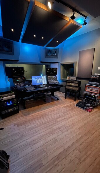 More Photos Of 11316 Burbank Blvd, North Hollywood General Retail For Sale